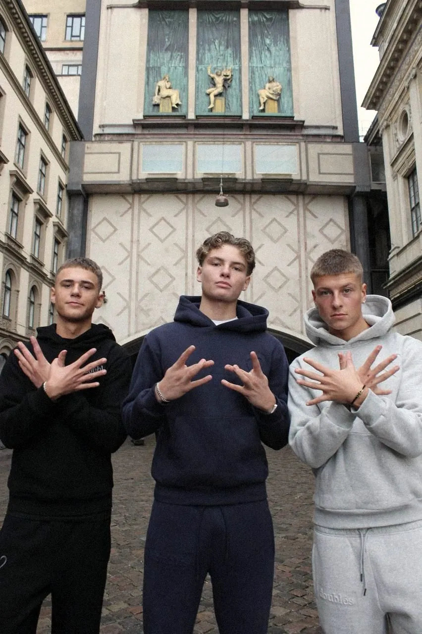 Tre modeller i tøj fra doublés